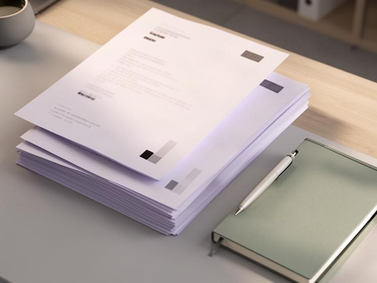 Geordnete Unterlagen zu Datenschutz und Bestellung neben einem Notizbuch in einem ruhigen Büro